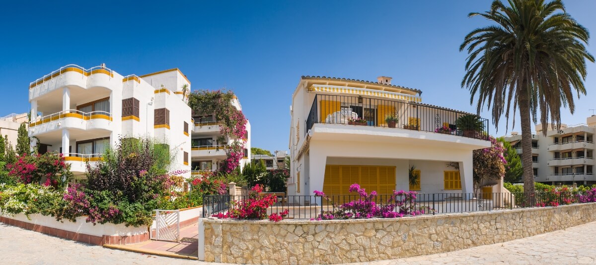 Spanish homes with palm trees and flowers – typical properties chosen by British expats in Spain Spanish homes with palm trees and flowers – typical properties chosen by British expats in Spain