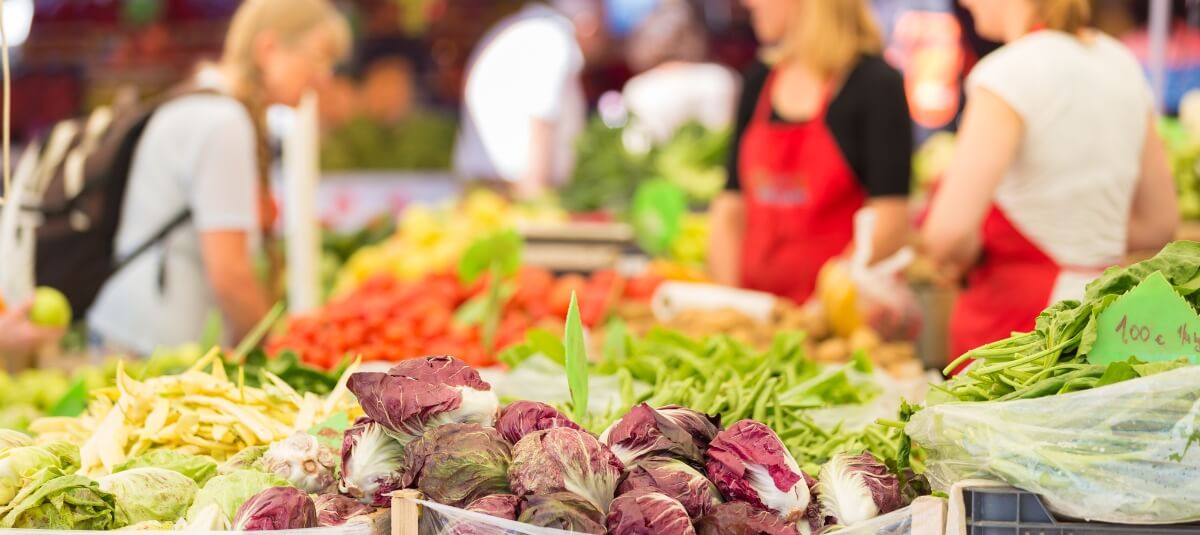 Fresh vegetables and produce at a local French market, representing everyday cost of living and food prices in France. Fresh vegetables and produce at a local French market, representing everyday cost of living and food prices in France.