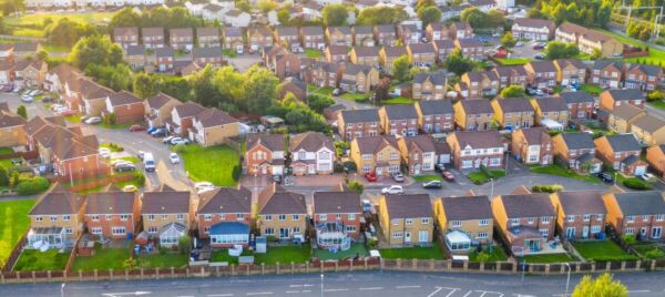 Aerial view of UK residential neighbourhood, reflecting cross-country house removals and long distance moving services.