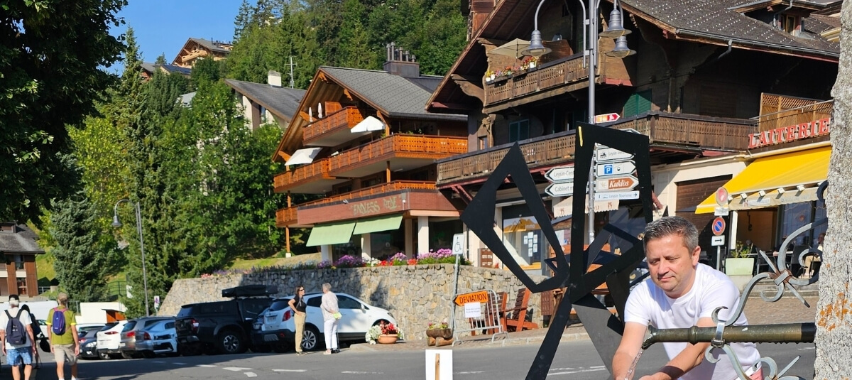 Street scene in a Swiss mountain village with traditional chalets and locals, showing everyday community life and integration opportunities for expats. Street scene in a Swiss mountain village with traditional chalets and locals, showing everyday community life and integration opportunities for expats.Street scene in a Swiss mountain village with traditional chalets and locals, showing everyday community life and integration opportunities for expats.